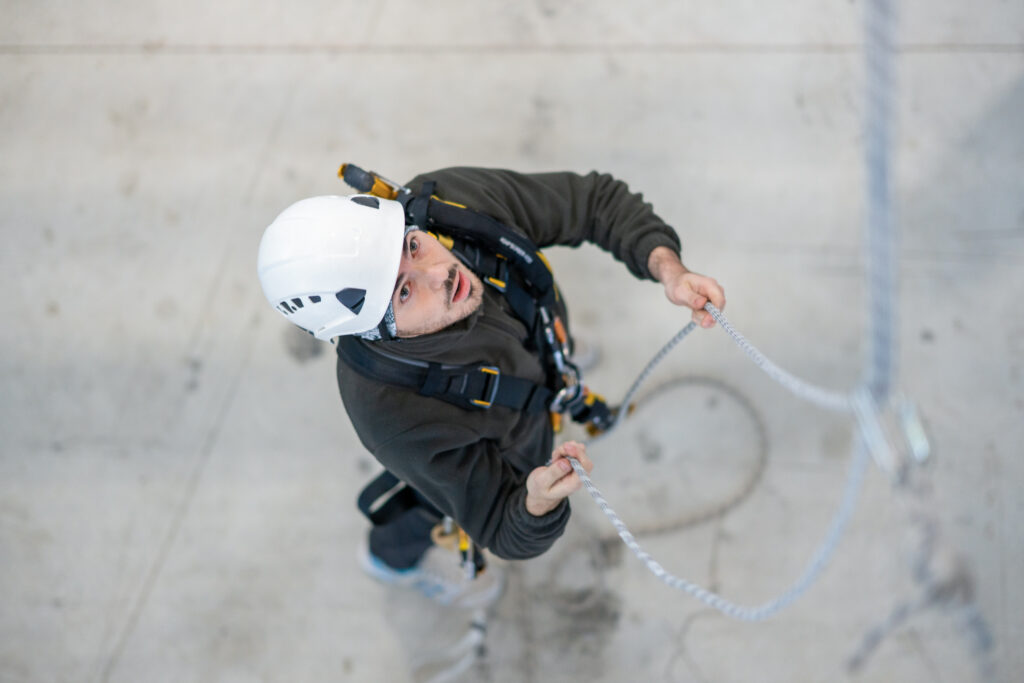 Seilzugangstechniker bei der Vorbereitung