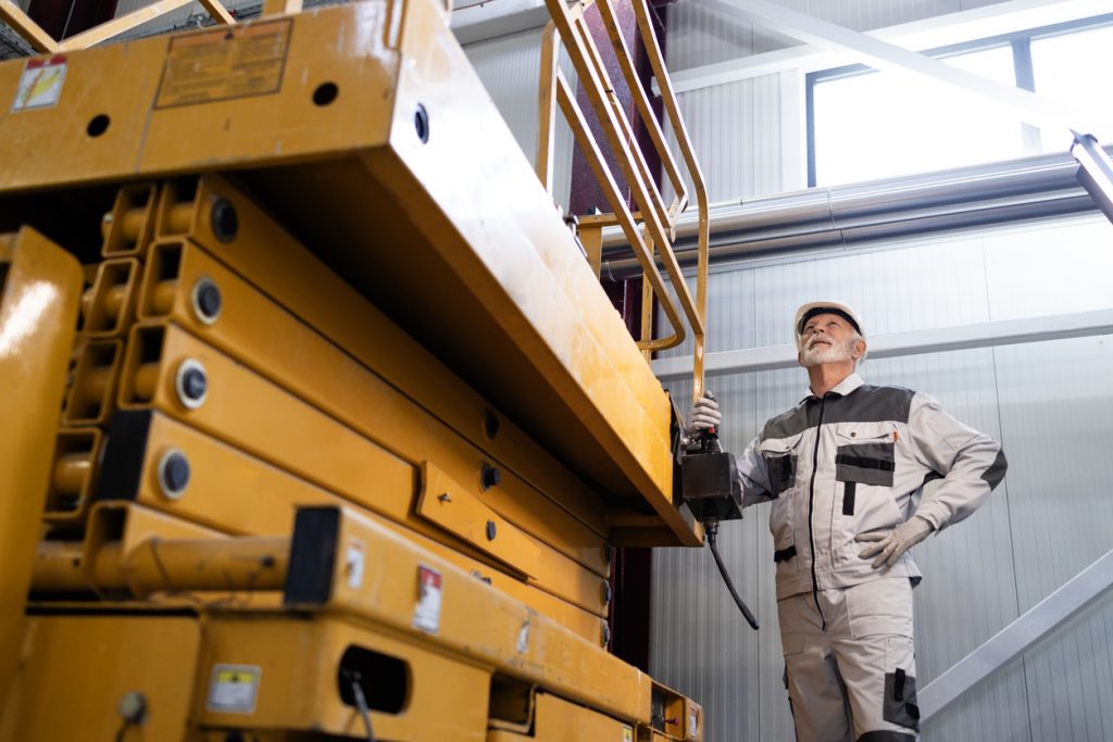 Mann bedient Hebebühne